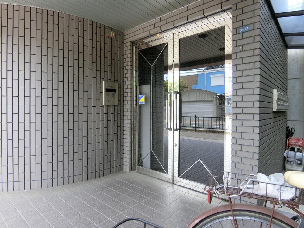 26/30 エントランス