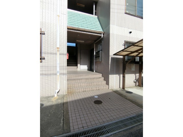 27/30 エントランス