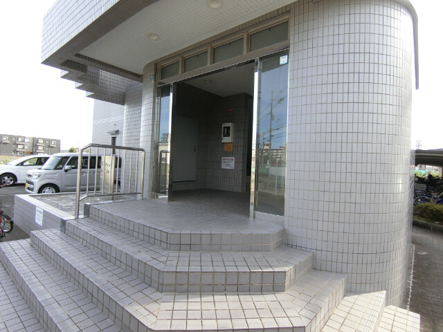 27/30 エントランス