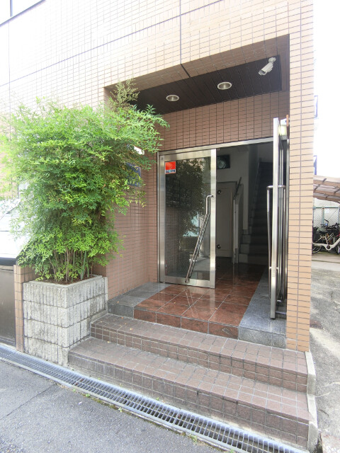 27/30 エントランス