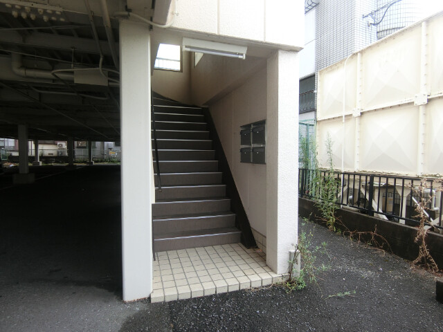 23/30 エントランス