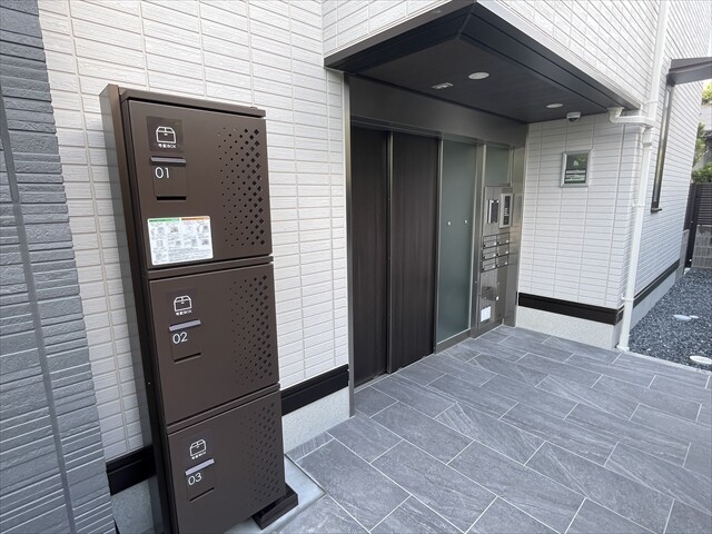 27/30 エントランス