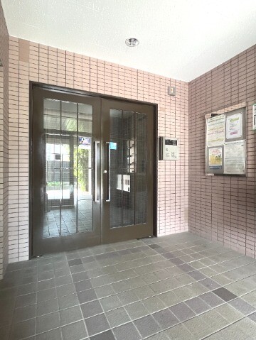 27/30 エントランス