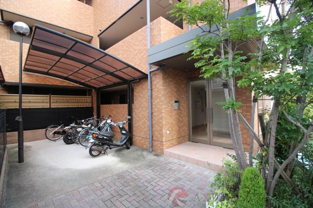 19/30 エントランス