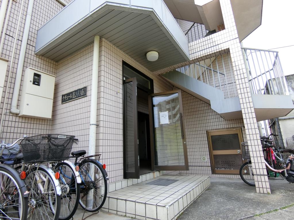 28/30 エントランス