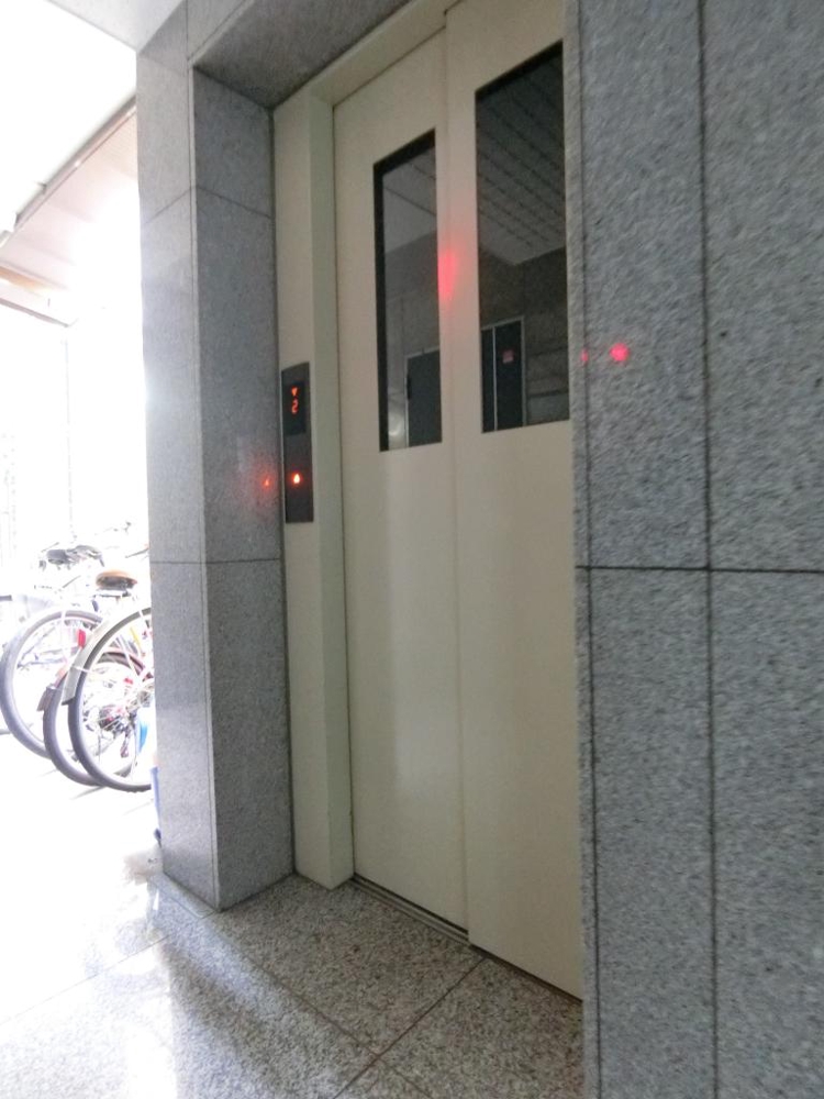 26/30 エントランス