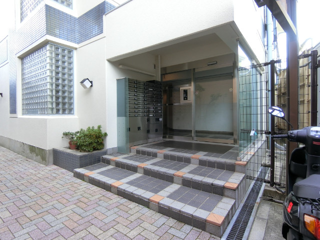 27/30 エントランス