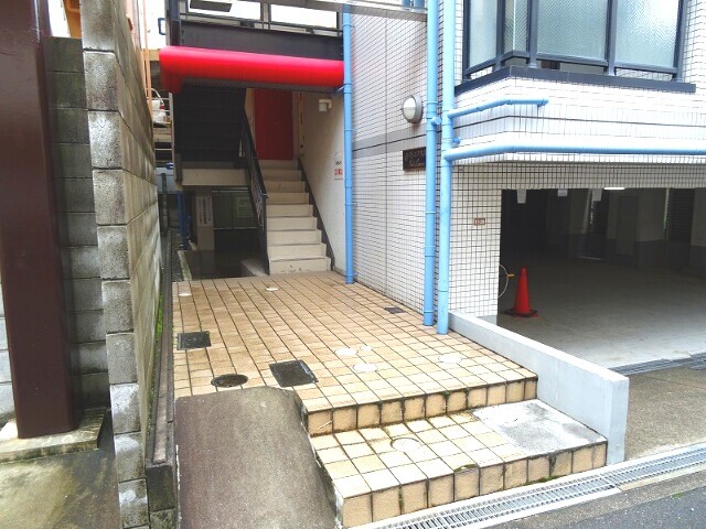 28/30 エントランス