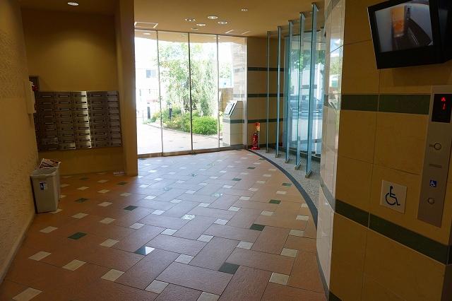 28/30 エントランス