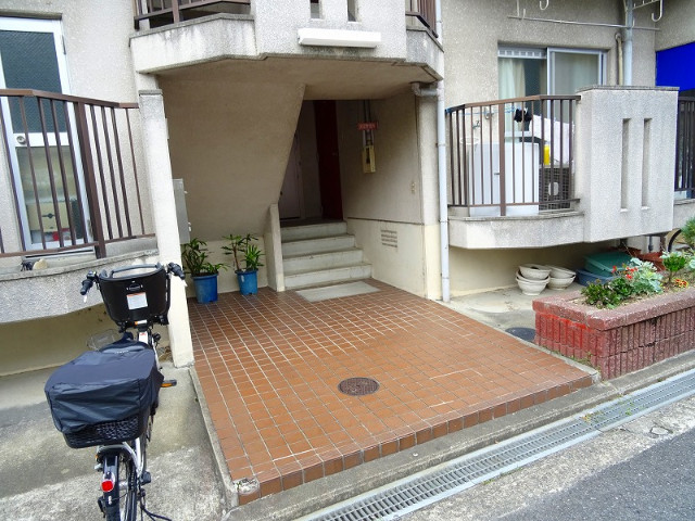 28/30 エントランス