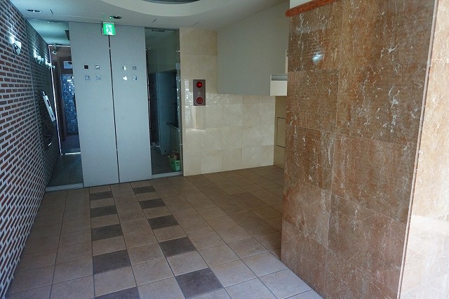 21/30 エントランス