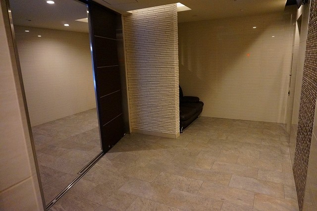 28/30 エントランス