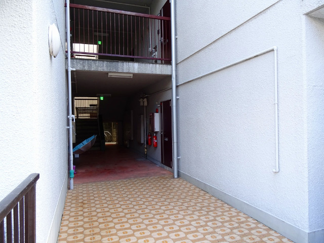 27/30 エントランス