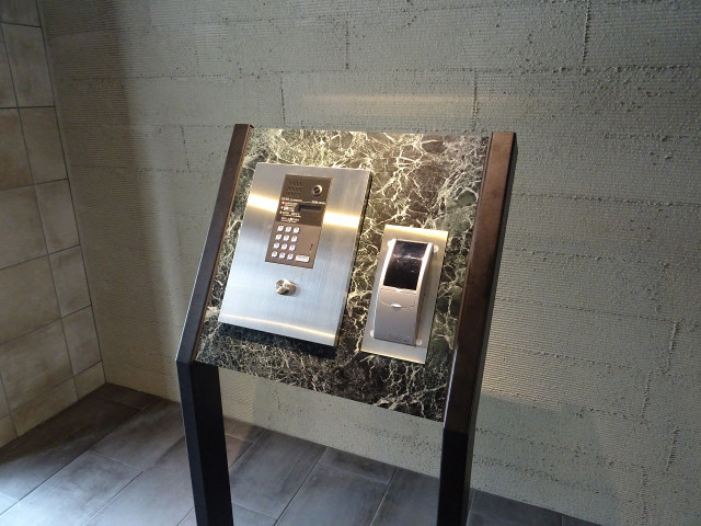 28/30 エントランス