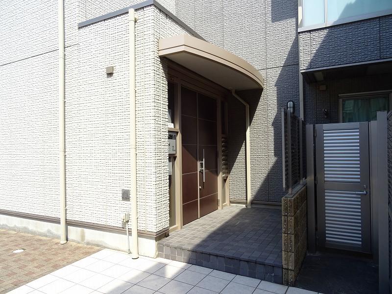 27/30 エントランス