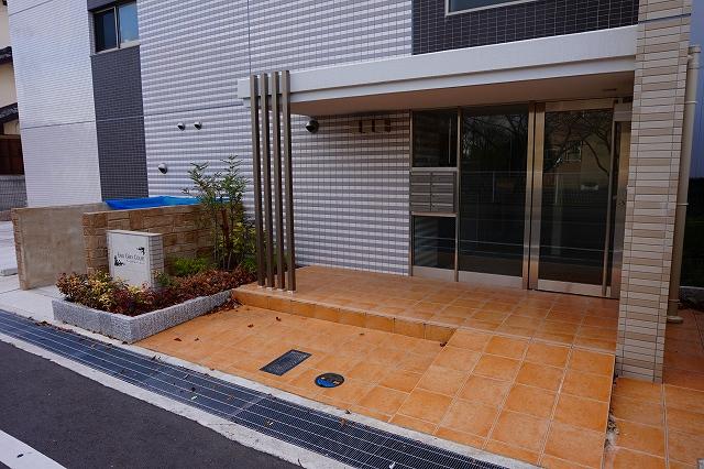 28/30 エントランス