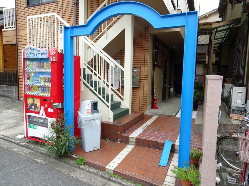 27/30 エントランス