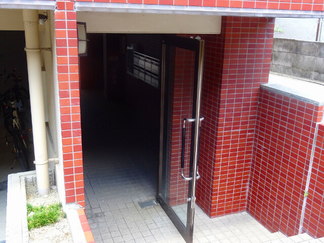 28/30 エントランス