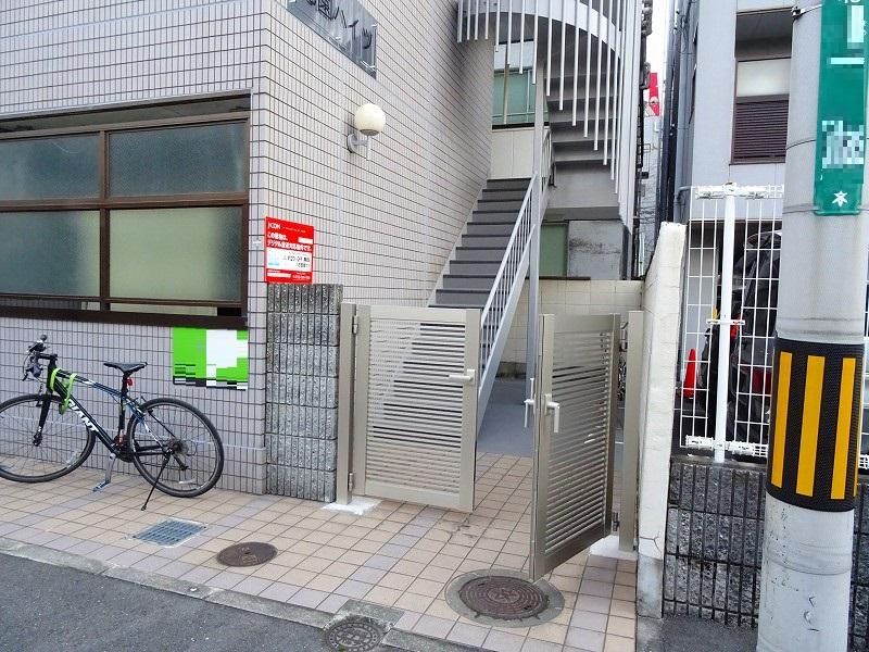 27/30 エントランス