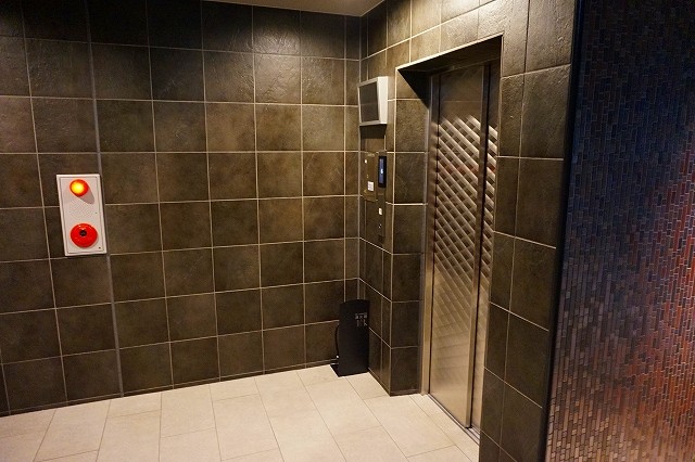 28/30 エントランス