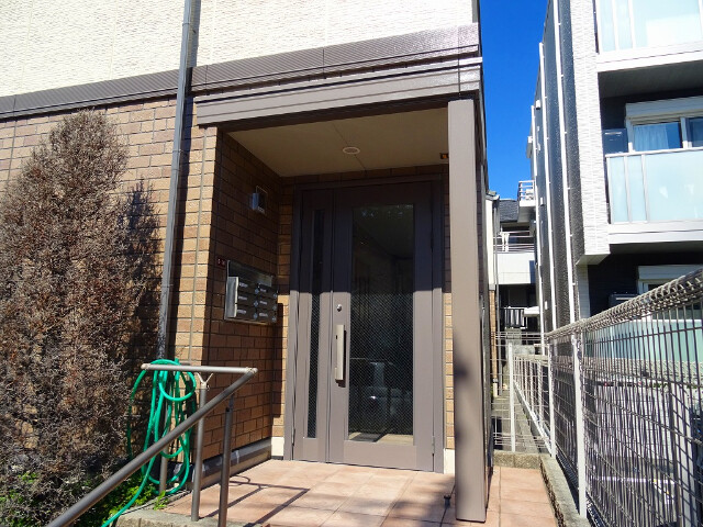 28/30 エントランス