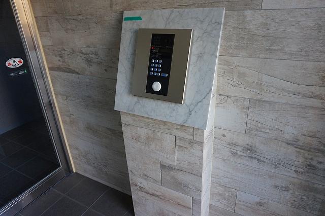 28/30 エントランス