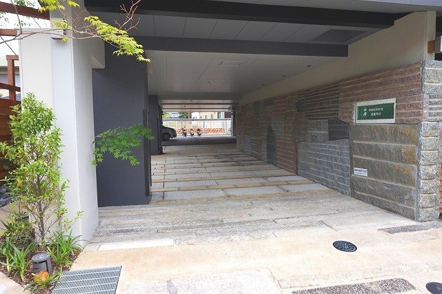 28/30 エントランス