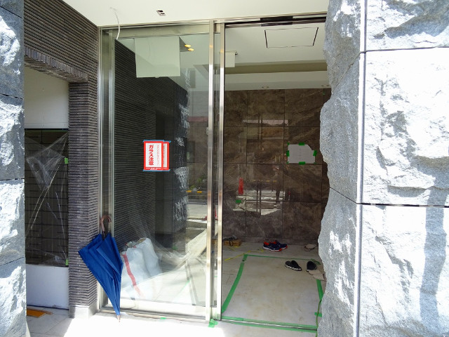 24/30 エントランス