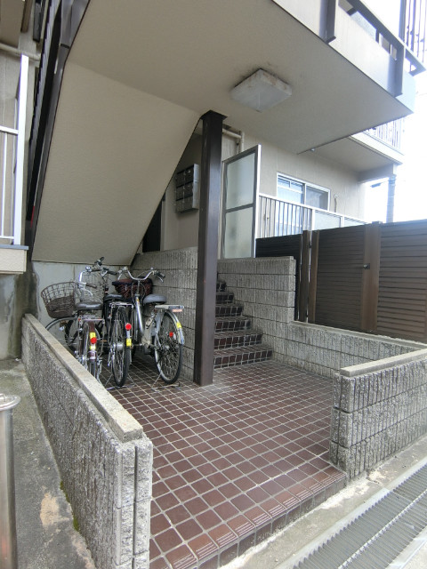 27/30 エントランス