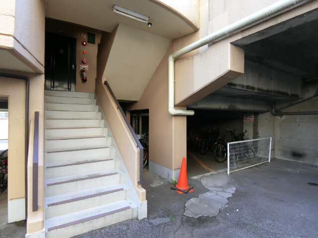 26/30 エントランス