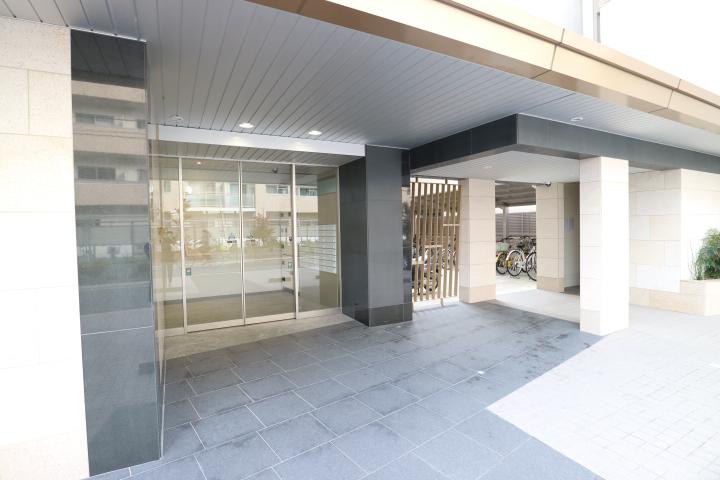 27/30 エントランス