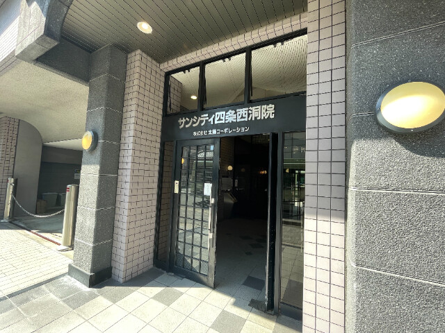 26/28 エントランス