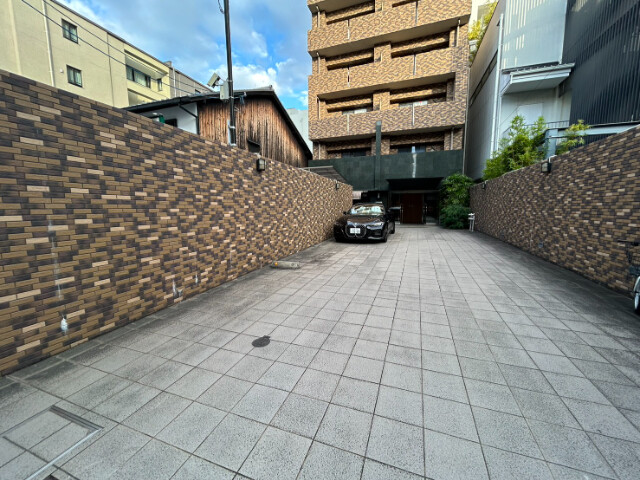 24/25 エントランス