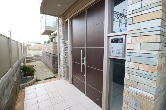 23/27 エントランス