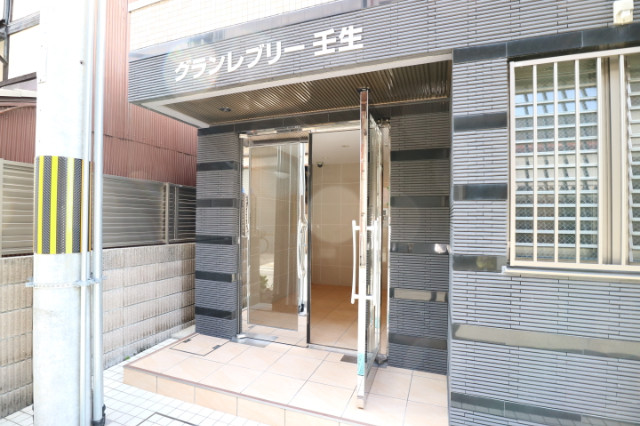 26/28 エントランス