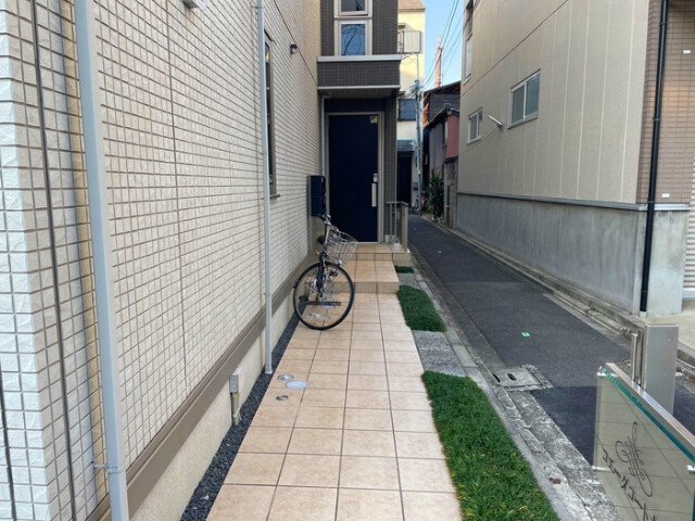 20/21 エントランス