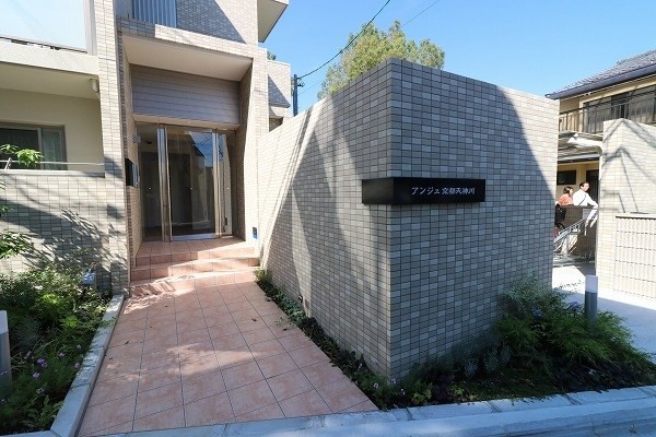 18/26 エントランス