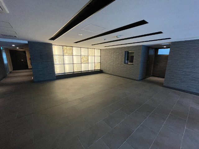 27/28 エントランス