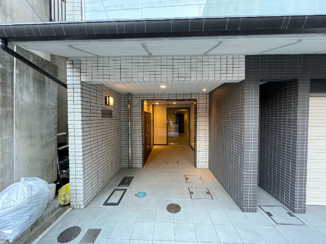 24/25 エントランス