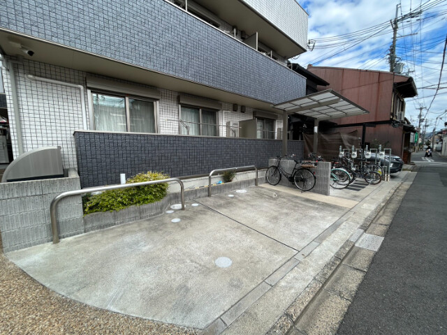 24/25 エントランス