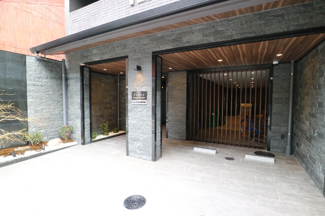 25/26 エントランス