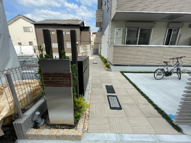 26/28 エントランス