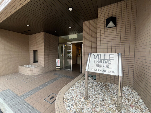 20/21 エントランス