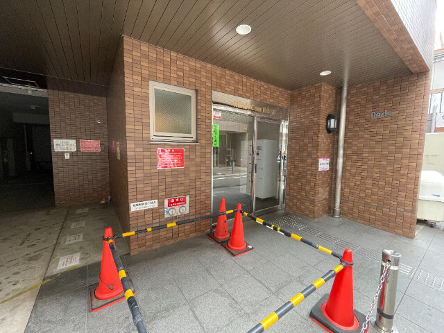 20/21 エントランス