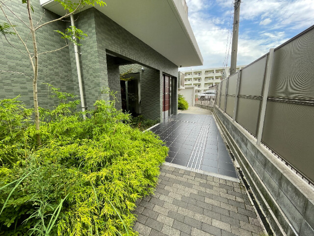 26/27 エントランス