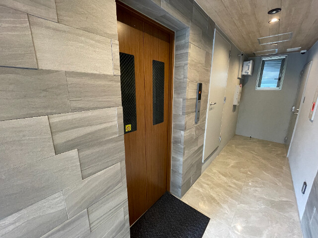 22/23 エントランス