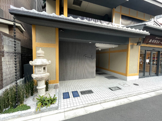 24/25 エントランス