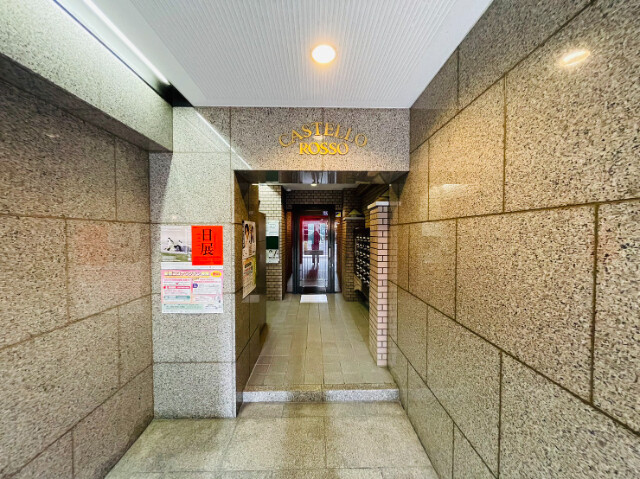 27/28 エントランス