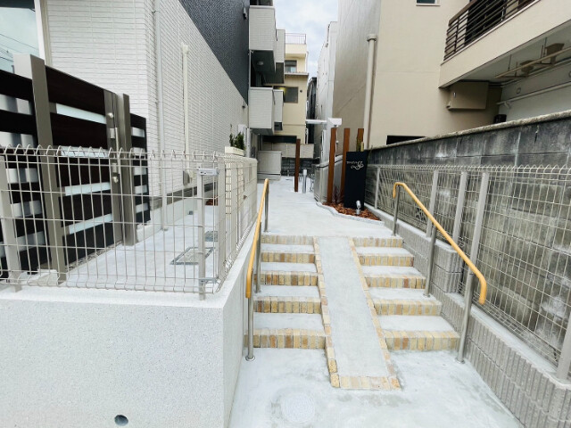 27/28 エントランス