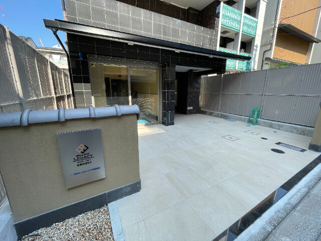 25/26 エントランス